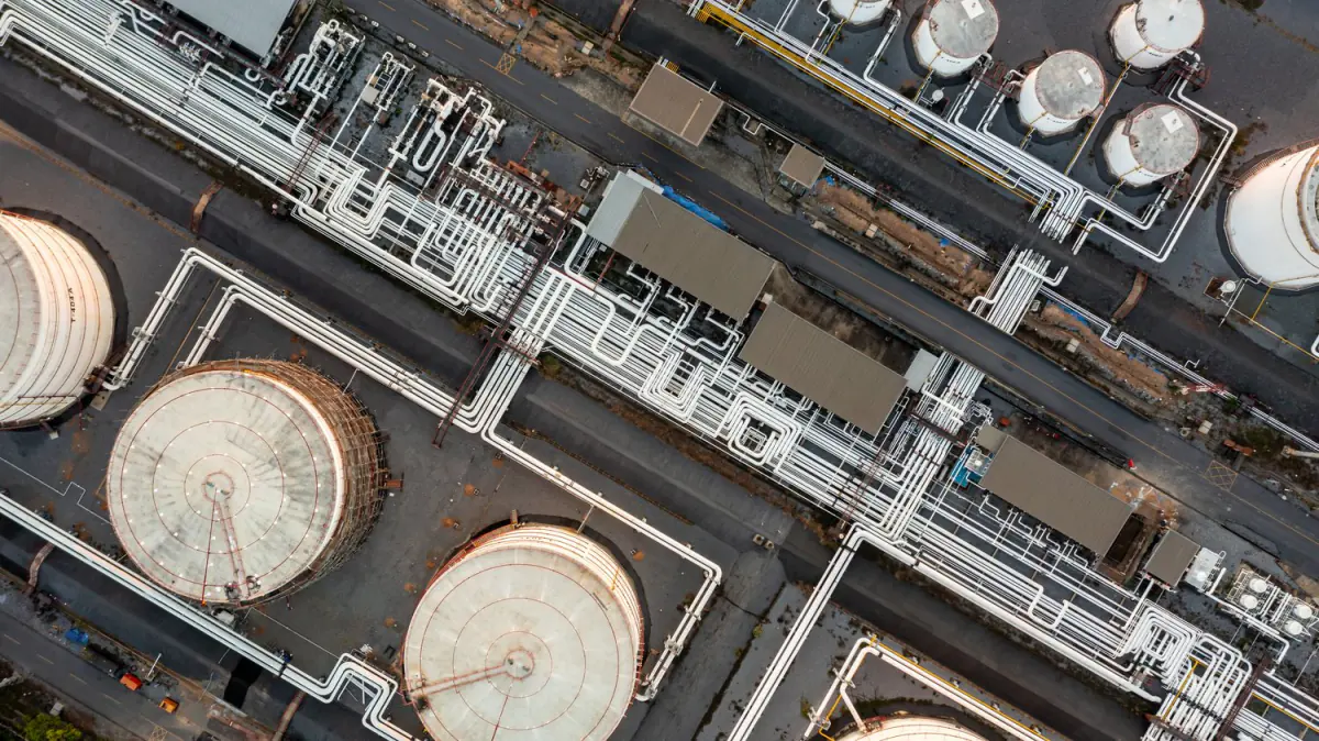 Vista aérea de los tanques y las tuberías de una refinería